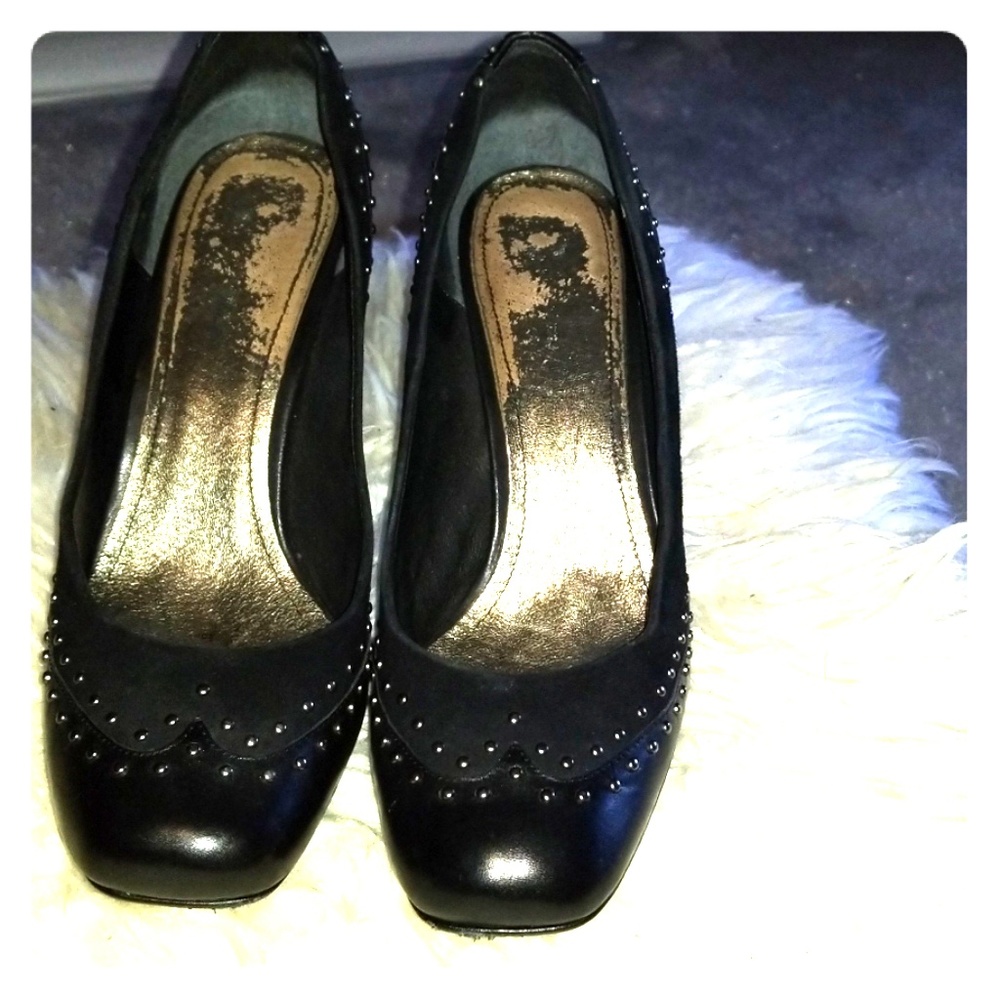 Black leather and suede pumps